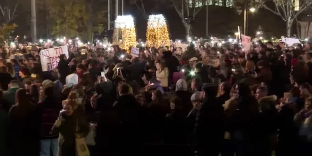 Arsyeja rrëzimi i qeverisë/ Studentët “peticion”, mbledhin firma për zgjedhje të parakohshme