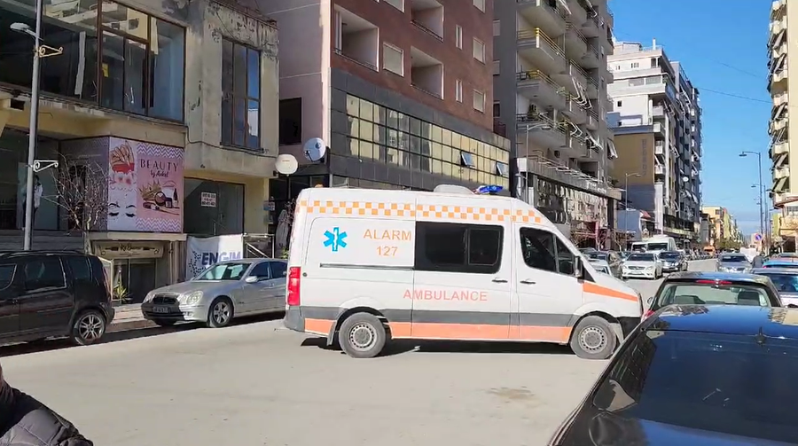Fier/ 52-vjeçari bie nga ballkoni i katit të 5-të, shpëton mrekullisht 10 900 0 1732623518xyuooop 617