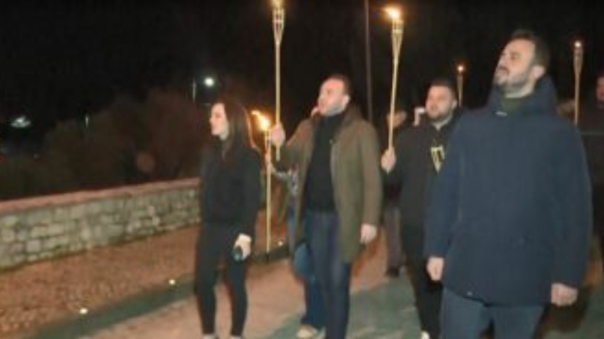 “Jep dorëheqjen!”/ Demokratët marshojnë në protestë pranë banesës së kryeministrit Rama në Surrel