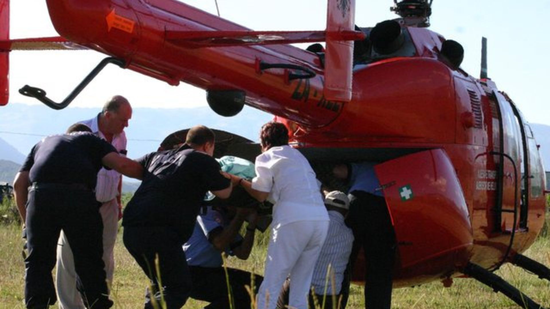 Borsh/ Aksident i rëndë , guri i madh bie mbi skrep dhe zë poshtë drejtuesin, transportohet me helikopter drejt Tiranës (EMRI) 3 Aggiungi un sottotitolo
