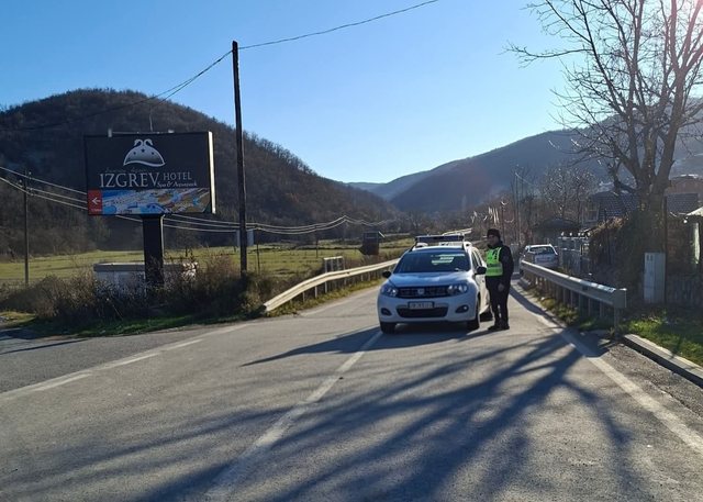 Bllokohet prej dy ditësh aksi Strugë-Qafë Thanë, paralizohet qarkullimi dhe festat e Vitit të Ri 4 IMG 3936