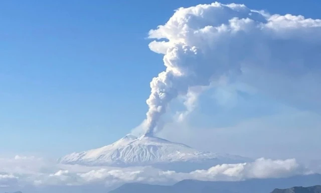 Shpërthen vullkani Etna në Siçili, pamjet mbresëlënëse