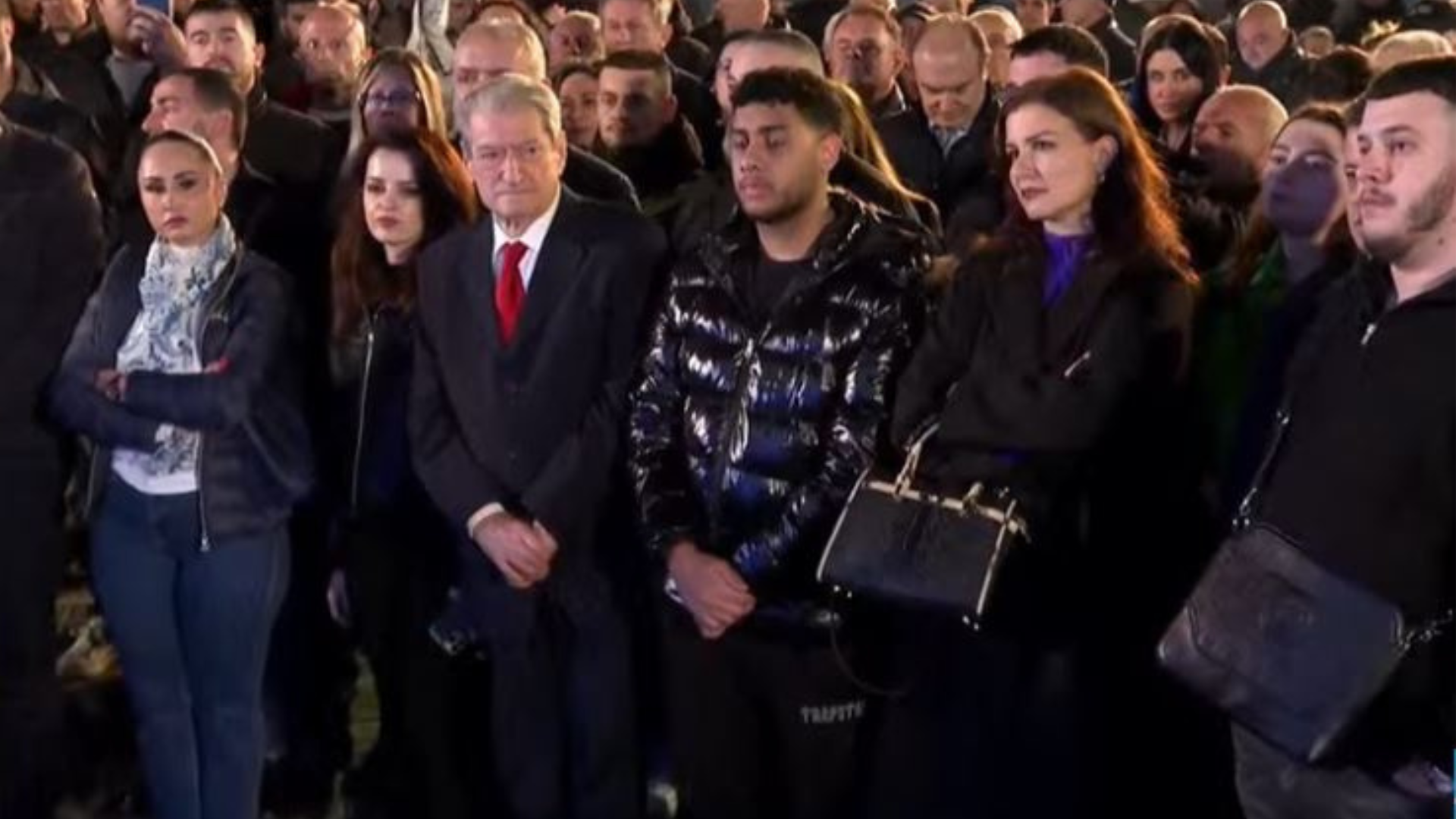 Nis foltorja para Kryeministrisë, Berisha dhe Salianji të pranishëm në protestë!