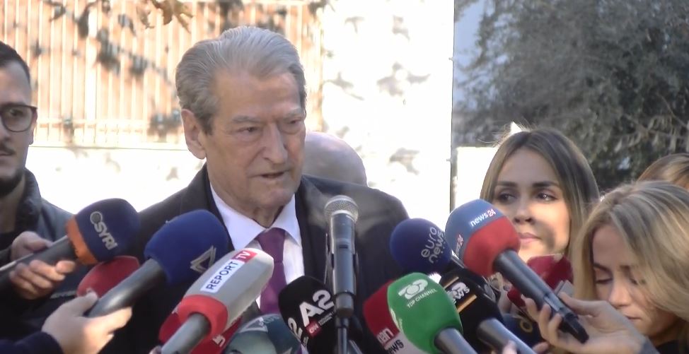 “Më 22 dhjetor shqiptarët do t’i japin përgjigje qeverisë”, Berisha: Pasuri me rrogën e shtetit? Kam blerë vetëm 40 m² ndërtim. Rama dhe Balluku vodhën… 5 SALI BERISHA 1 4