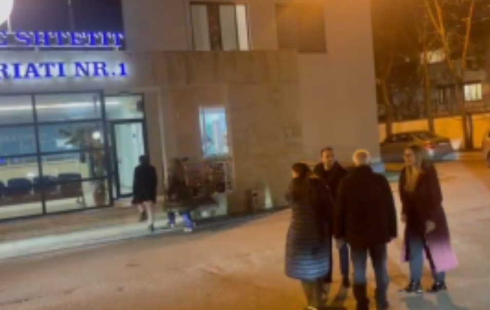 VIDEO/ Deputetët e PD tek Komisariati 1, kërkojnë lirimin e protestuesve të shoqëruar