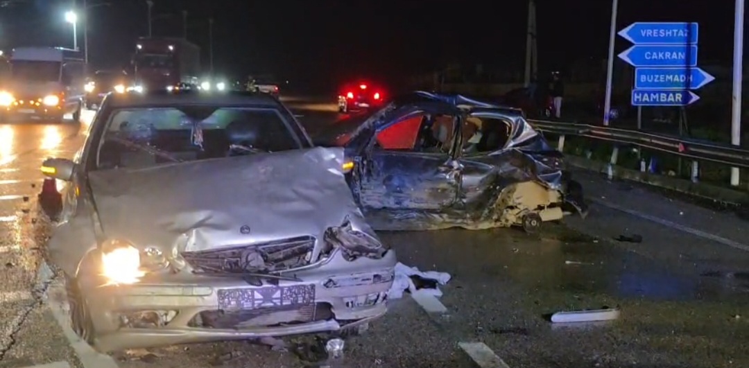 VIDEO/ Aksident fatal te “Kryqëzimi i Cakranit”! Përplasen dy makina, humb jetën 16-vjeçari
