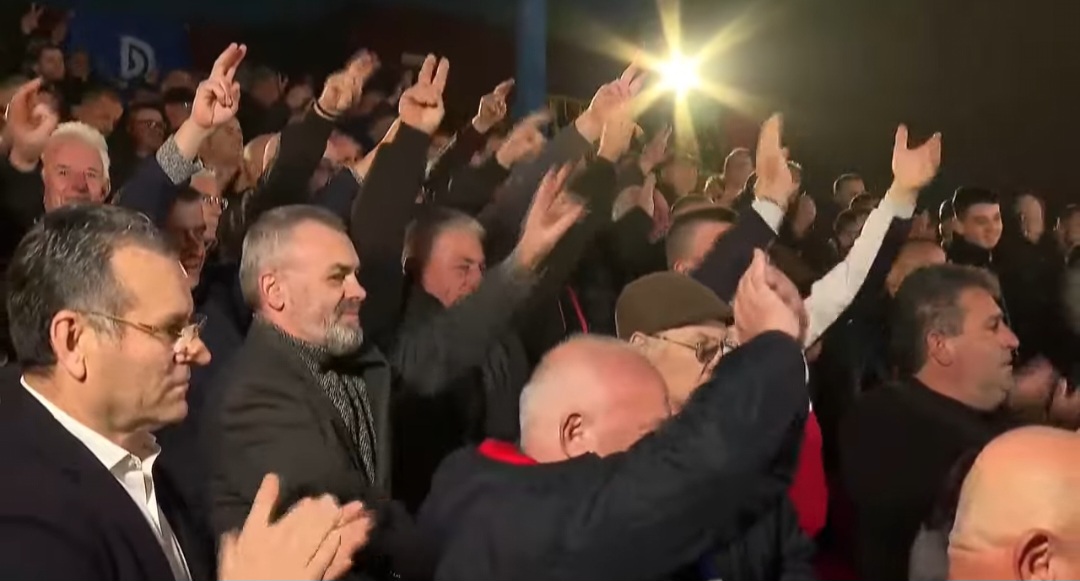 “Një krimb gjize…”/ Qytetari shpërthen ndaj Salianjit në “Foltoren” e Berishës