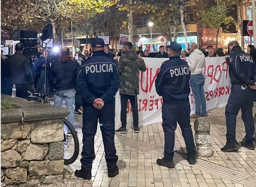 Video/ Aktivistë të lëvizjes “Bashkë” protestë para Kuvendit kundër buxhetit 8 Screenshot 3 5