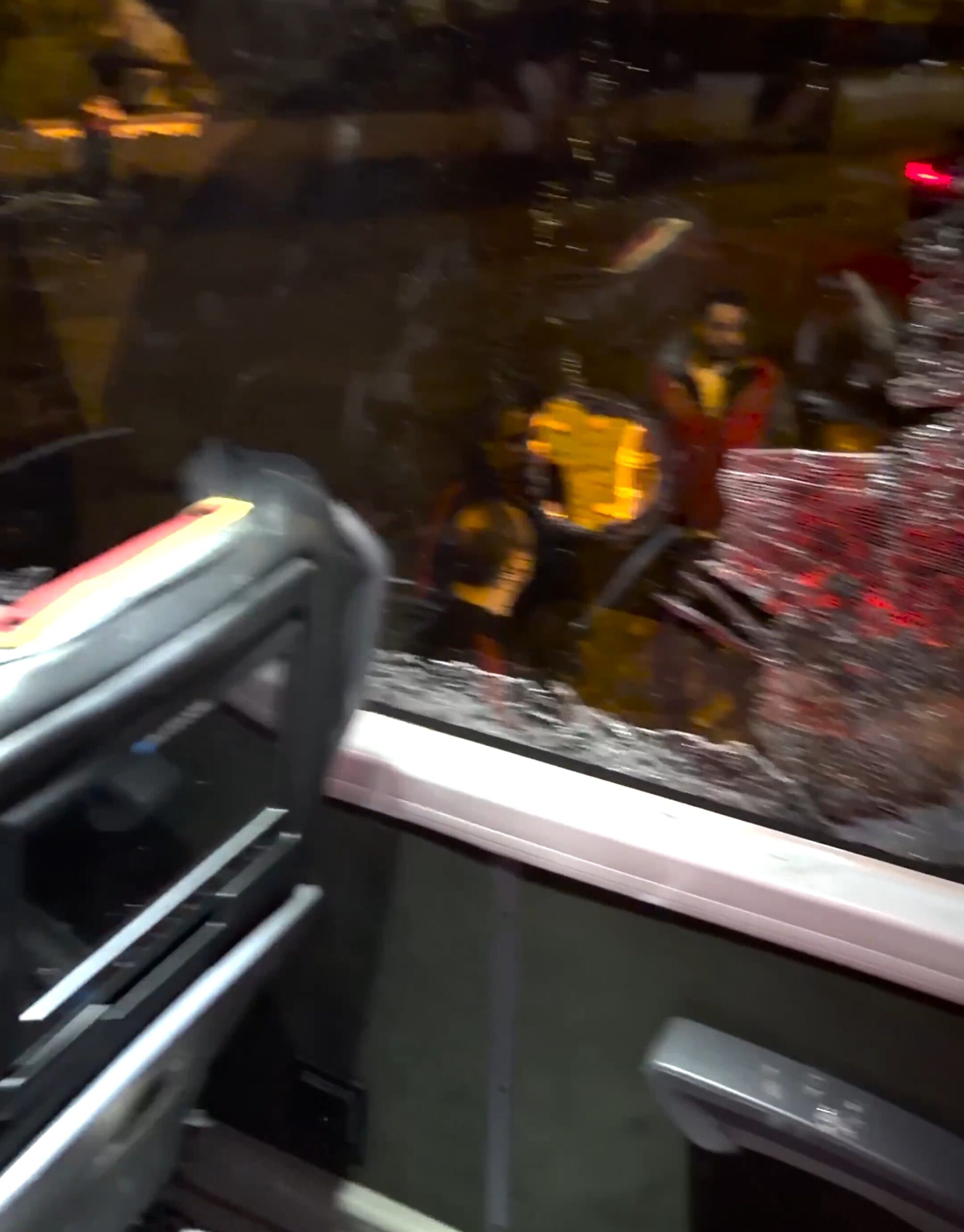 VIDEO/ Frikë në Turqi, tifozët sulmojnë autobusin e Galatasaray-it