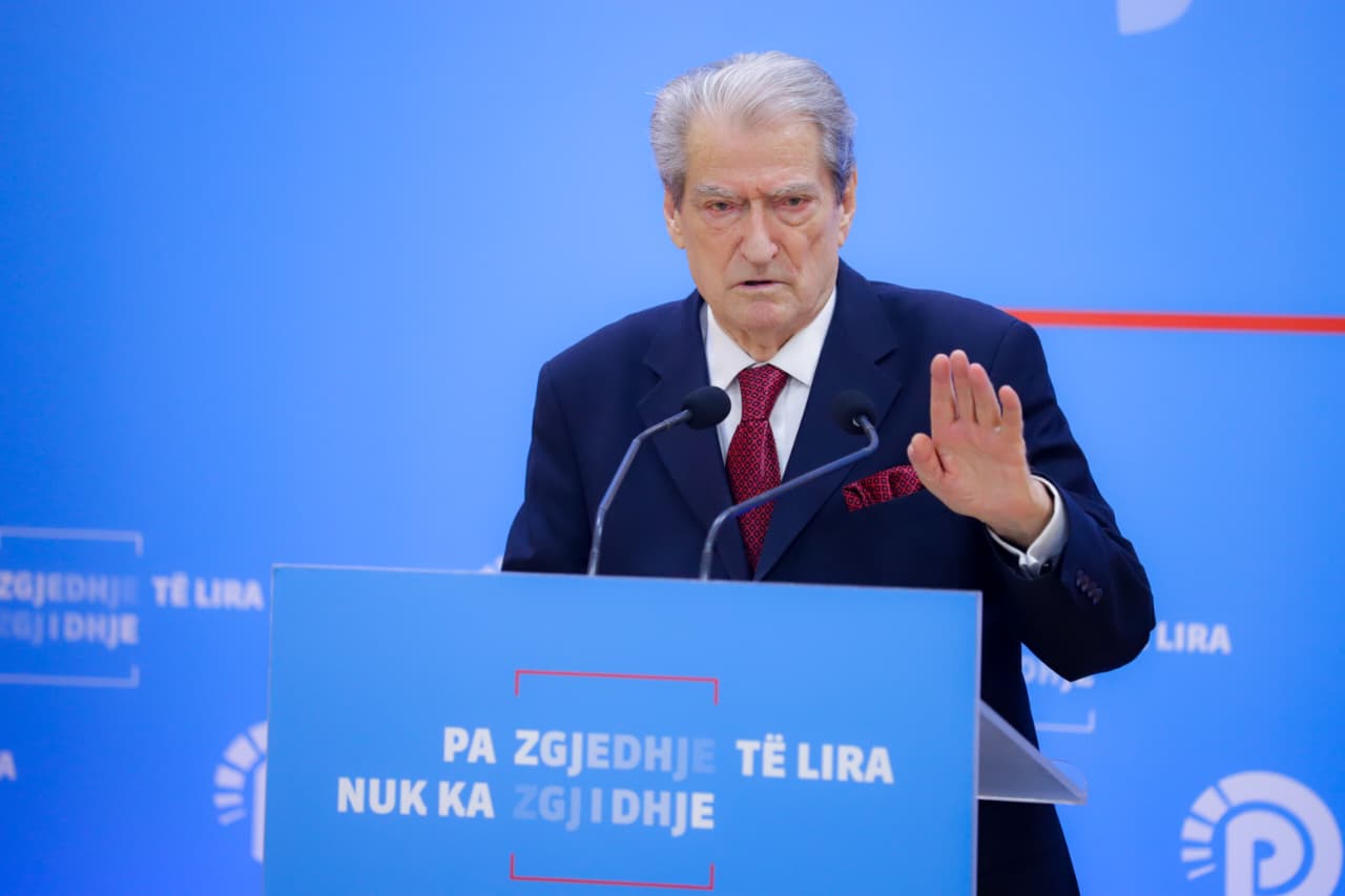 Kafja që trazoi selinë, Berisha tregon nëse ka pasur takim me demokratët që dolën nga ‘rreshti’ 7 WhatsApp Image 2025 12 01 at 13.03.14 1