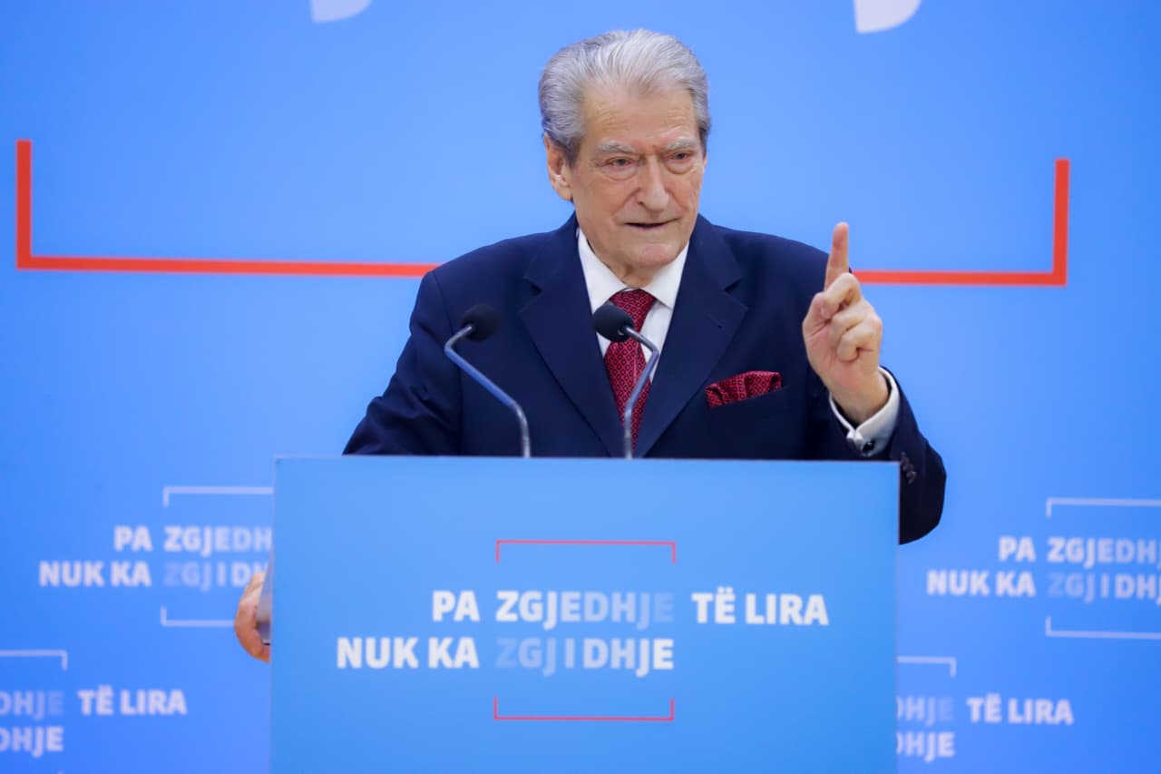 Nesër Kushtetuesja jep vendimin për Ballukun/ Berisha sfidon Ramën: Hajde në debat publik dhe trego aktet e pezullimit që mbështet Venecia! Po bëhen presione të jashtëzakonshme, por… 8 WhatsApp Image 2025 12 01 at 13.03.14