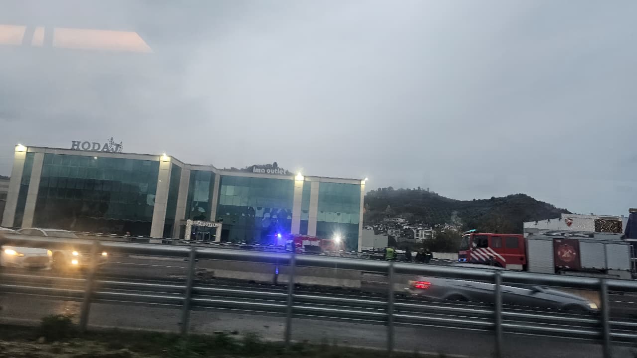 Aksident në autostradën Durrës-Tiranë, shoferi humb kontrollin, makina përplaset me bordurën dhe merr flakë 4 WhatsApp Image 2025 12 05 at 07.06.24