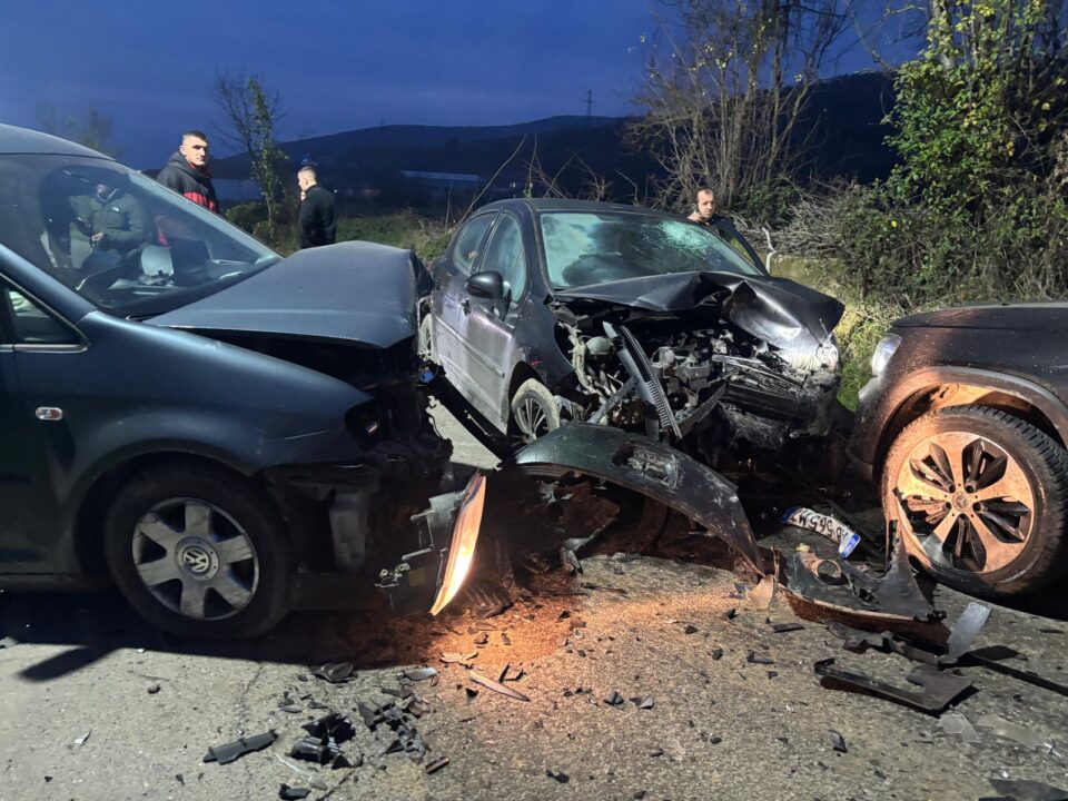 Aksident I RËNDË! Përplasen tre makina, dy persona... (FOTO) 14 WhatsApp Image 2025 12 16 at 17.20.52 1 960x720 1