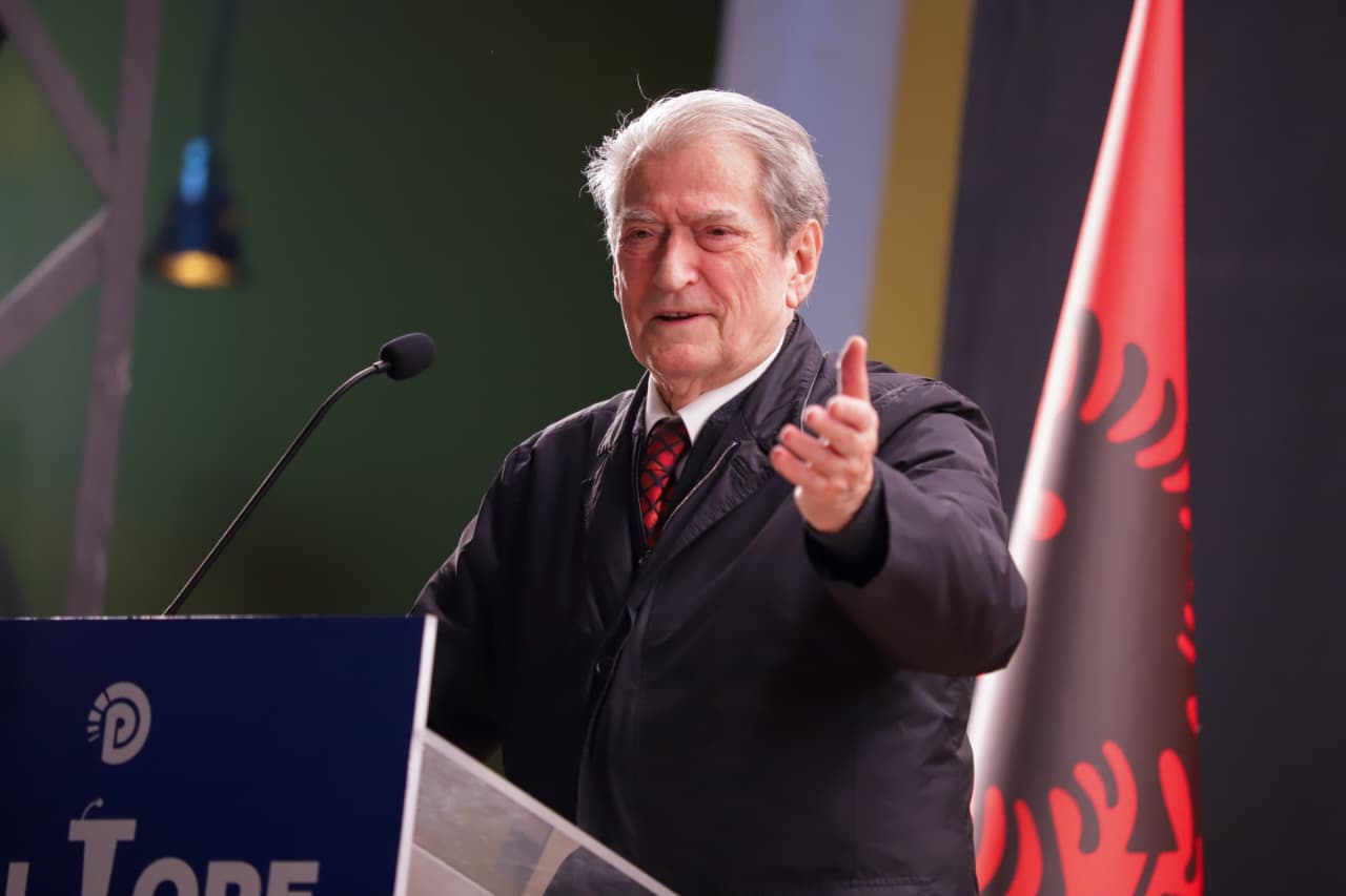 “Agjencitë shtetërore marrin peng njerëzit”, Berisha: Kunati i Edi Ramës përcakton tenderat, përfitoi qindra miliona euro nga shteti