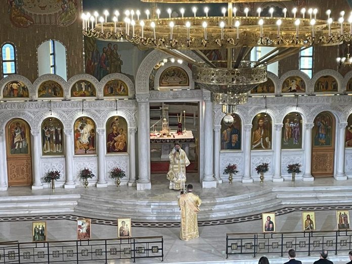 Besimtarët ortodoksë në meshën e Krishtlindjes, Kryepeshkop Joani: Festa vjen si rreze shprese e paqeje
