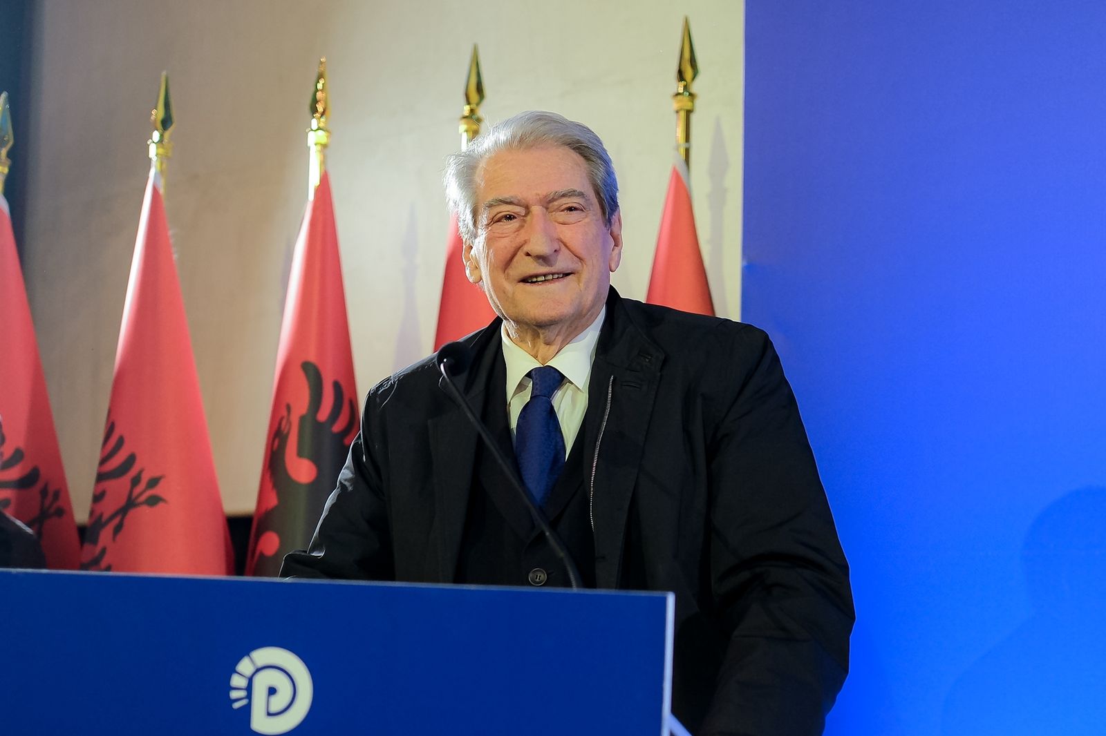 “Lubia mezi siguronte bukën në rrugët e Athinës, u vodhi shqiptarëve 300 apartamente”, Berisha: Balluku përfitoi 15 supermarkete dhe dy jahte duke… 9 WhatsApp Image 2025 12 27 at 18.43.01