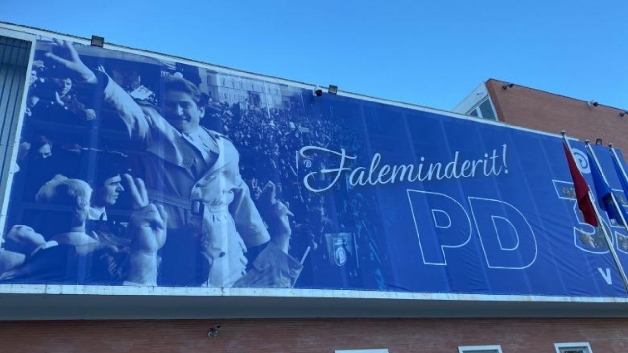 35 vite Parti Demokratike, por në selinë blu “zhduken” themeluesit! Faleminderit vetëm për… Sali Berishën