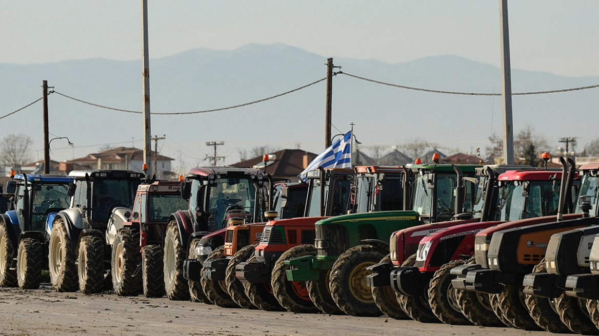 Prej disa ditësh fermerët në Greqi në protestë, bllokohet sërish aksi rrugor Kakavijë-Janinë 14 agrotes mak.webp