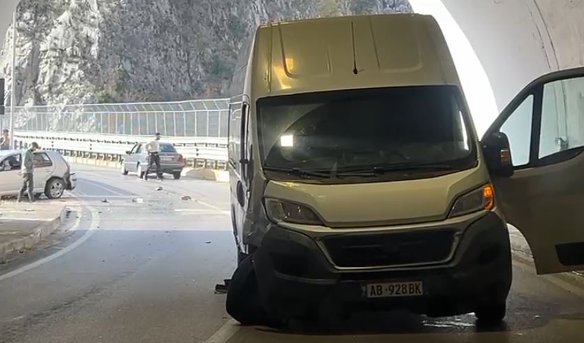 Aksident në “Rrugën e Arbrit”, një makinë përplaset me furgonin 2 aksident 2