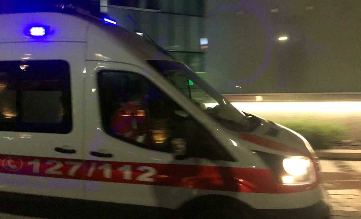 Korçë, 85-vjeçarja rrëzohet nga ballkoni dhe bie mbi motorin e kondicionerit. Mjekët: E moshuara jashtë rrezikut për jetën 4 ambulanca 2 e1756065540441