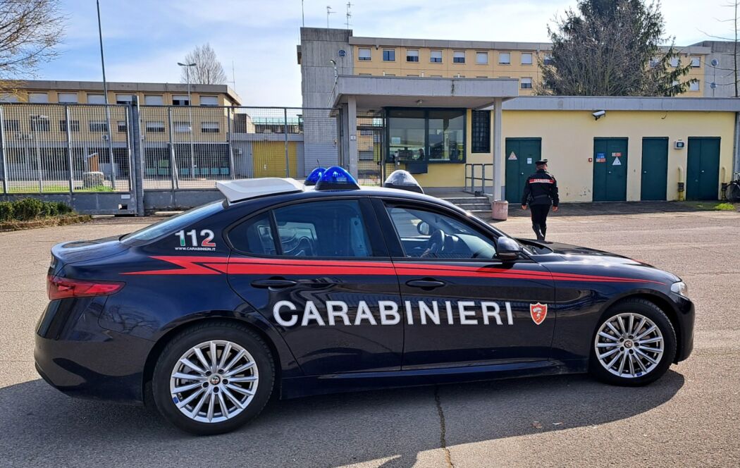 auto 112 e carabiniere davanti al carcere di reggio cc 1050x664 1