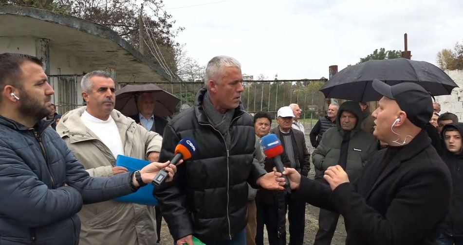 Kundër ndërtimit të fabrikës së armëve/ “Balluku ia kaloi me firmë pronën kompanisë ‘Kayo’”, banorët e Kodër Babrrusë në protestë: Do na vrasin fëmijët si në Gërdec! Ardi Veliu… 15 babrru