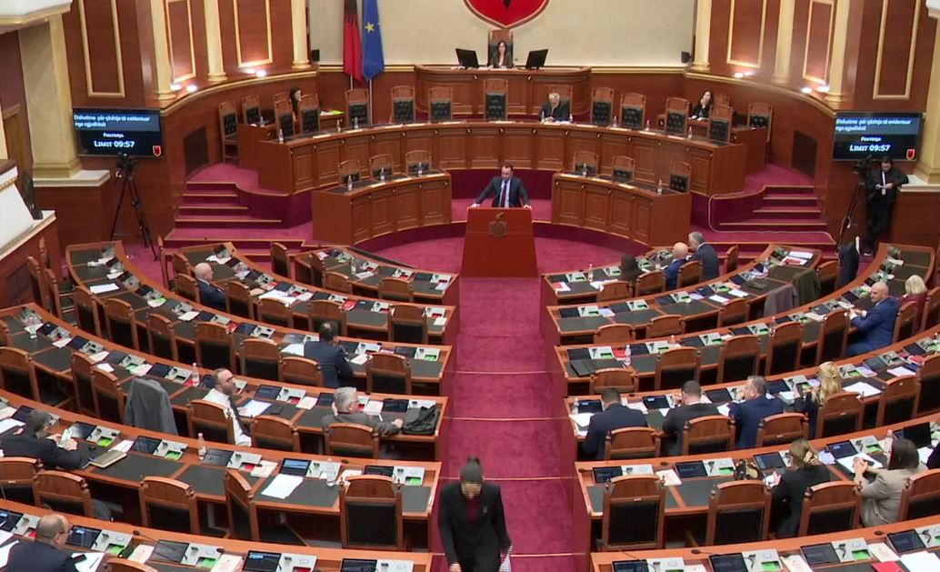 “Gjeni kohë të mbroni hajduten Belindë, por jo qytetarët”, Balliu ngre tonet në Kuvend: 3 atentate në 2 javë, ku është ministrja e Mbrojtjes të japë llogari? 1 balliuy