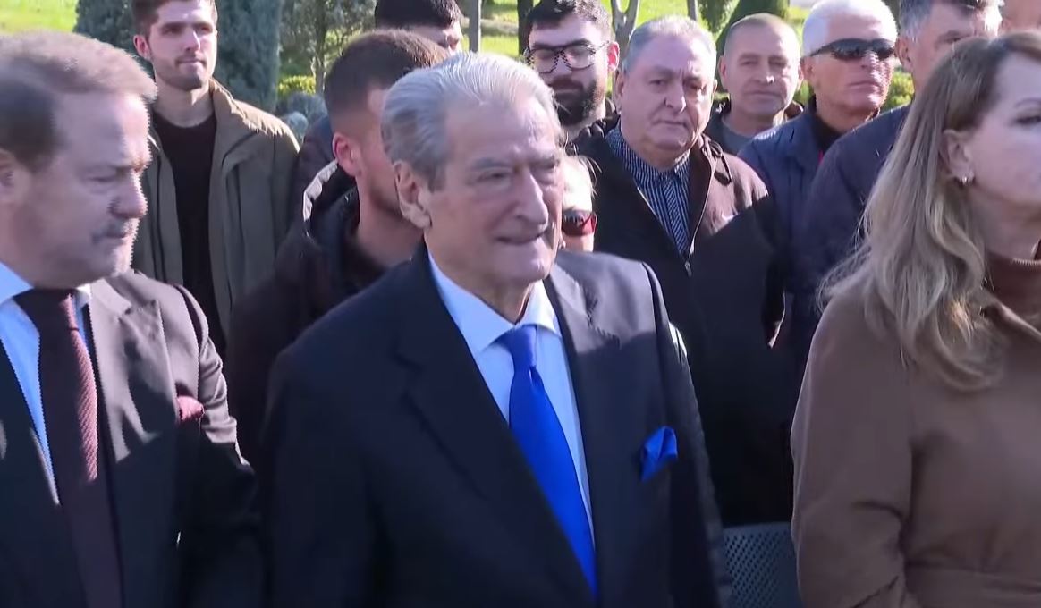 PD homazhe për Ditën e Rinisë, Berisha nderime para monumentit të liderit të Dhjetorit, Azem Hajdari 5 berisha 6