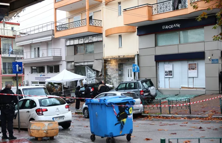 VIDEO/ Bombë bankës në Greqi, dëme edhe në apartamente, biznese dhe automjete