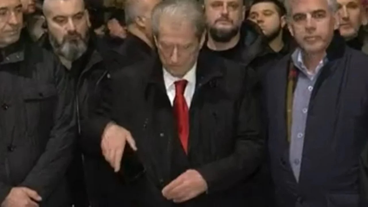“Do shkojmë në Surrel…”/ Pas dy orësh protestë, Berisha “xhiro” nëpër Tiranë: Po u tregoj…