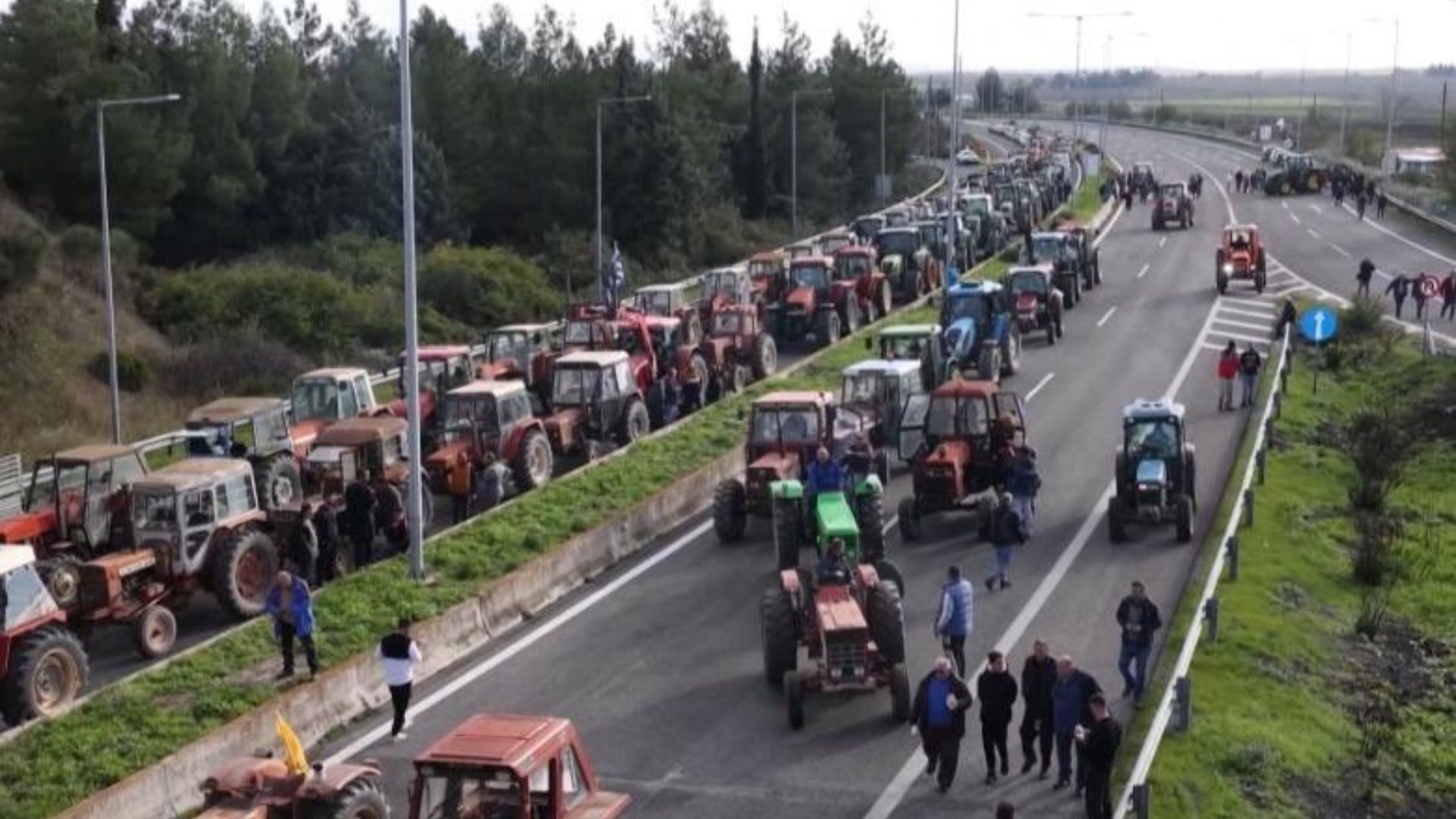 Greqi/ Fermerët vijojnë me protestat: Subvencione ose bllokojmë portet dhe doganat