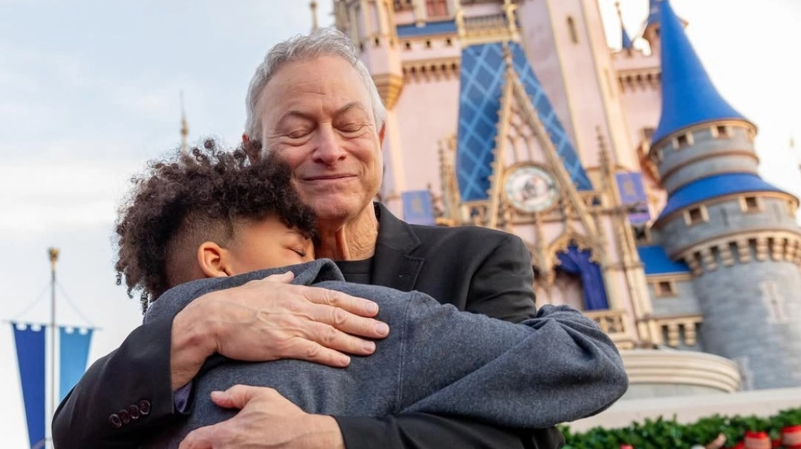 Pse aktori Gary Sinise ka dërguar falas mbi një fëmijë në Disneyland, por ka harruar ca të tjerë?