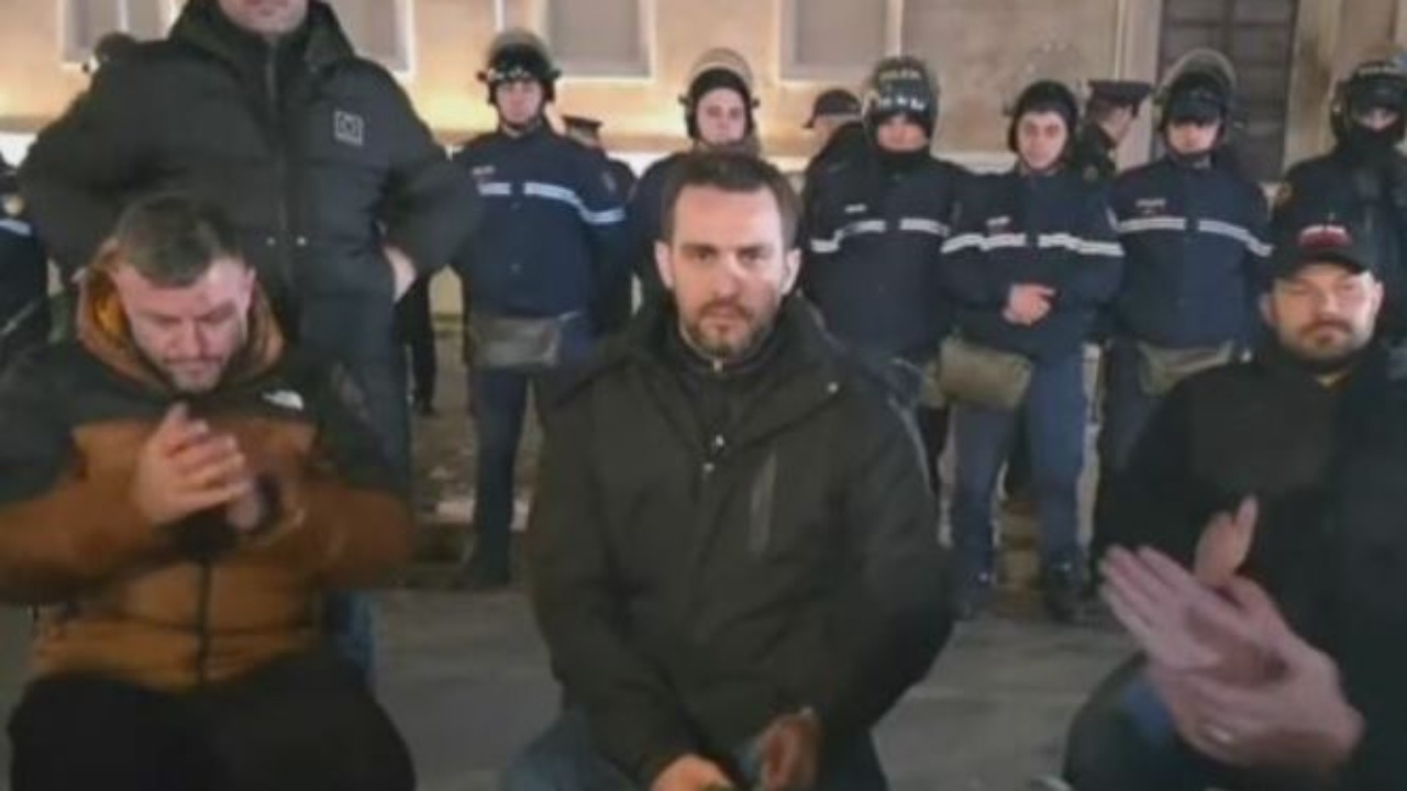 I liroi sheshin, Lapaj kthehet para kryeministrisë dhe “thumbon” Berishën: Nuk largohet Rama me kapsolla…
