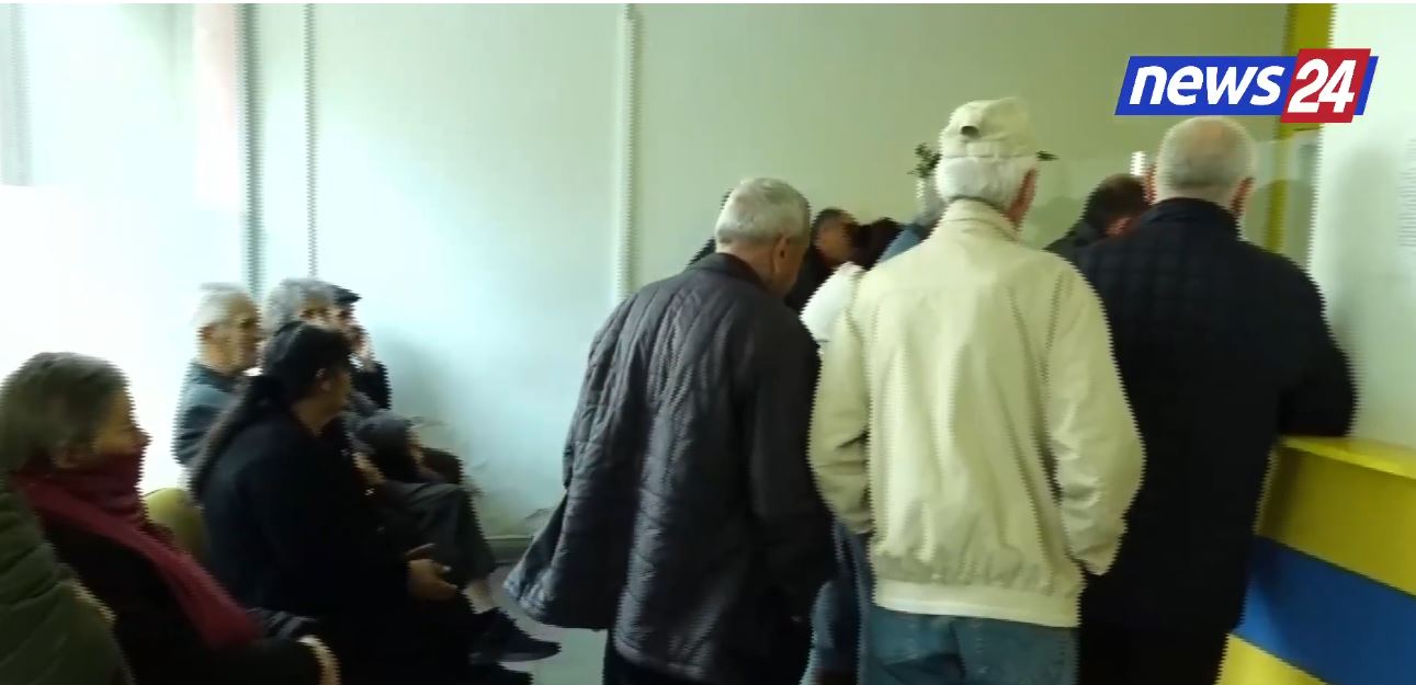 Bonuset e festave të fundvitit nga sot në Postë/ Pensionistët të pakënaqur: Ballukut i kanë dhënë më shumë! 3 pensioniste news