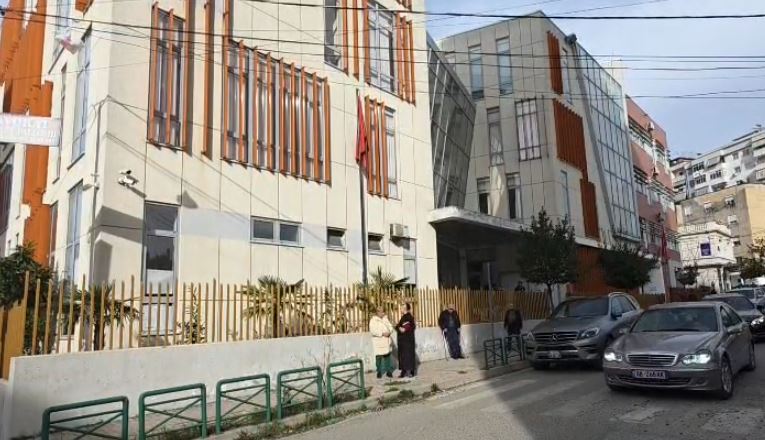 Operacioni “Metalurgjiku” në Elbasan, dalin para gjykatës të arrestuarit, pritet të njihen me masën e sigurisë 1 prokurori