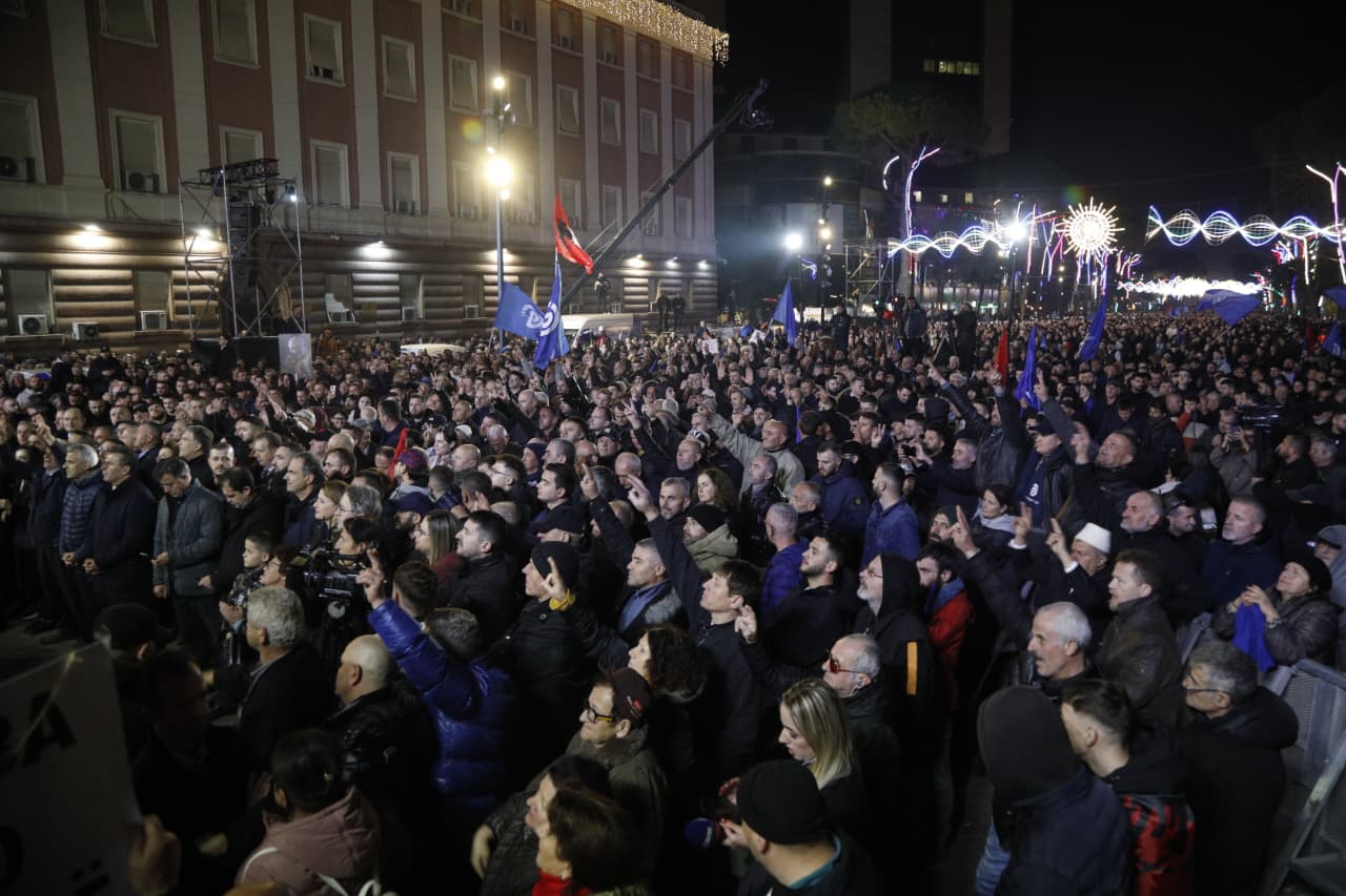 protesta e opozites