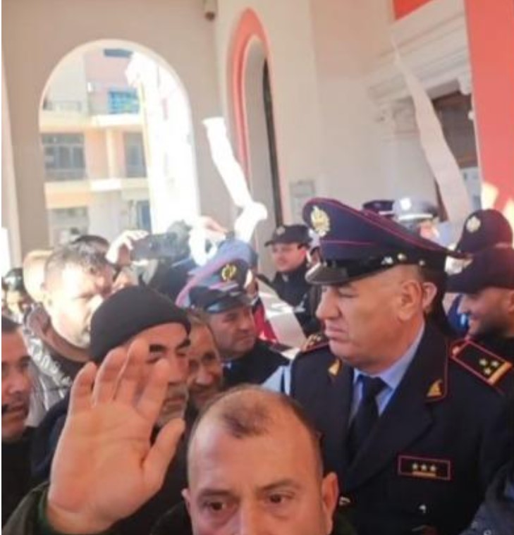 Vlora pa ujë, protestuesit vezë dhe letra higjenike drejt Bashkisë