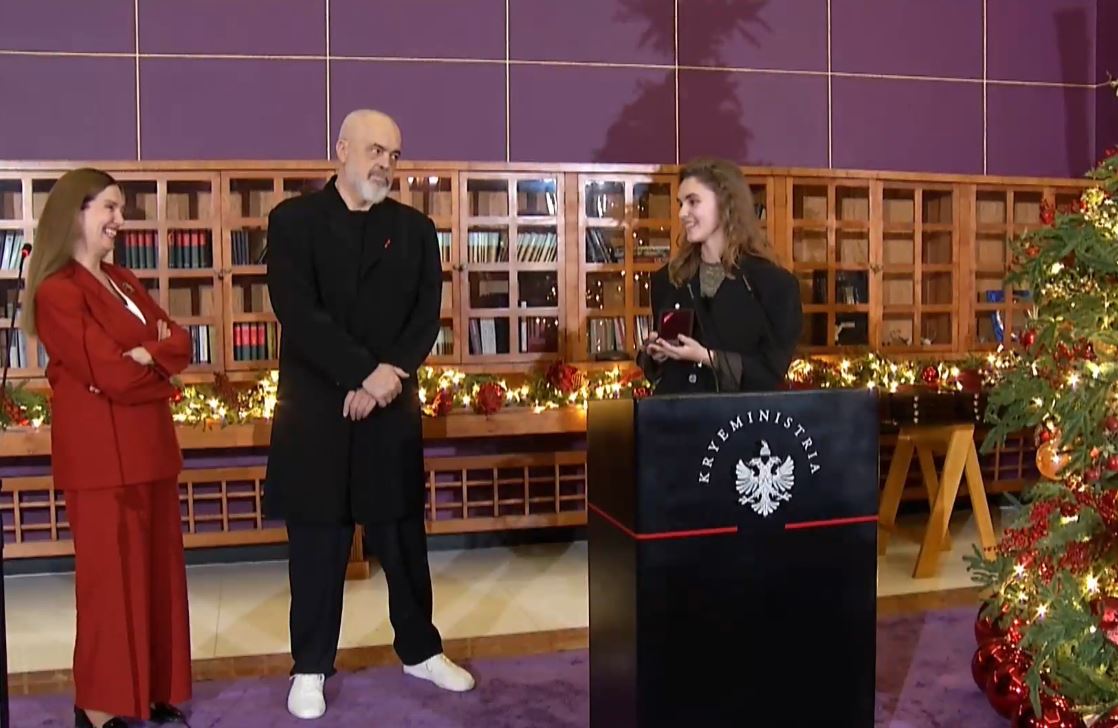 “Medalje e Artë” për maturantët ekselentë, Rama: Kjo sallë ka tru më shumë sesa asnjëherë tjetër