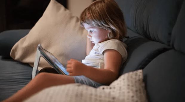 Studimi: Fëmijët nën 12 vjeç me smartphone janë të prirur ndaj më shumë problemeve shëndetësore