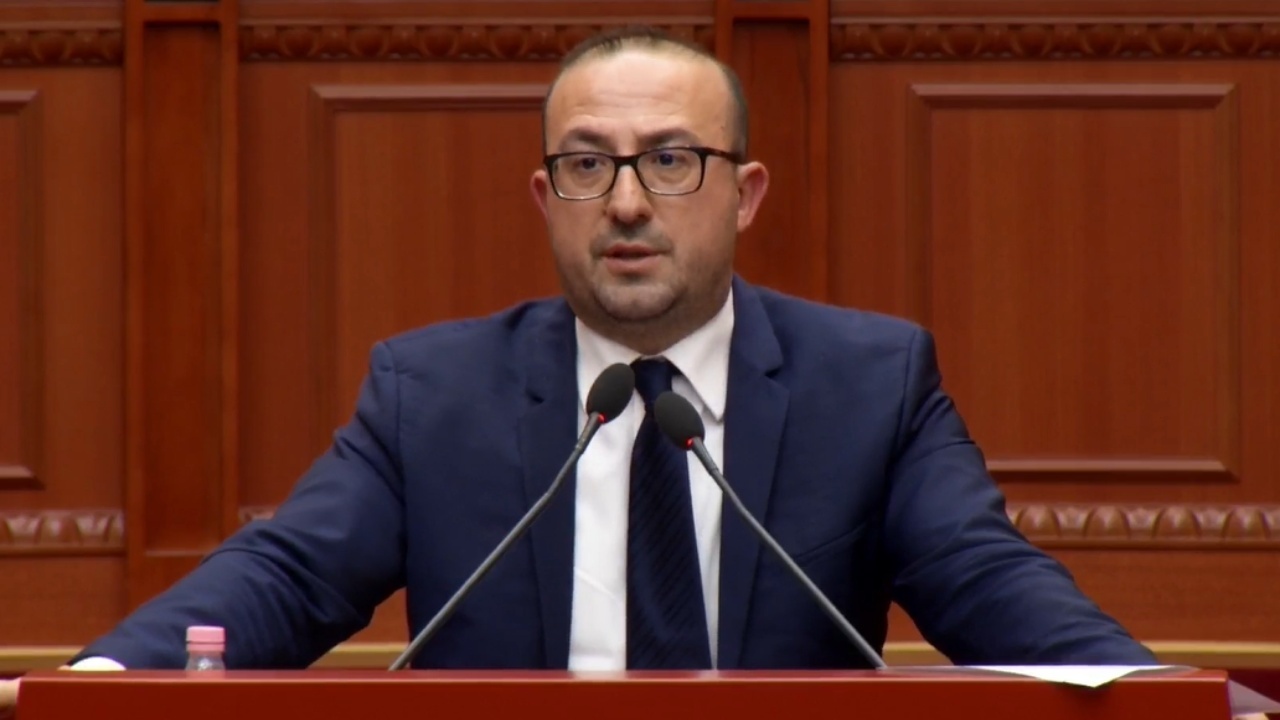 “Lushnja qelbet era p*rdhë”/ “Shpërthen” Korreshi në Kuvend: Po na HELMONI…