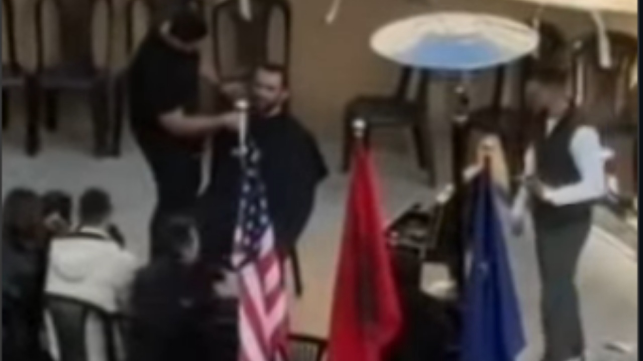 VIDEO/ Lapaj kthen sheshin para kryeministrisë në “berberhane”, rruhet dhe qethet teksa proteston