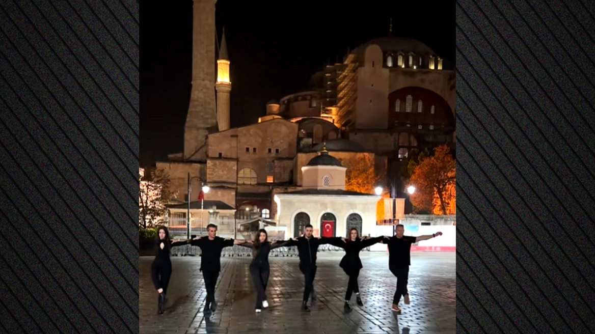 Hedhja e një valleje greke para Xhamisë së Shën Sofisë në Stamboll: si u prit nga turqit?