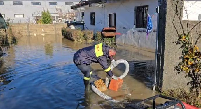 Dita e gjashtë e përmbytjeve në ish-Kënetë, situatë e vështirë për banorët edhe pas ndërprerjes së reshjeve 1 1 3