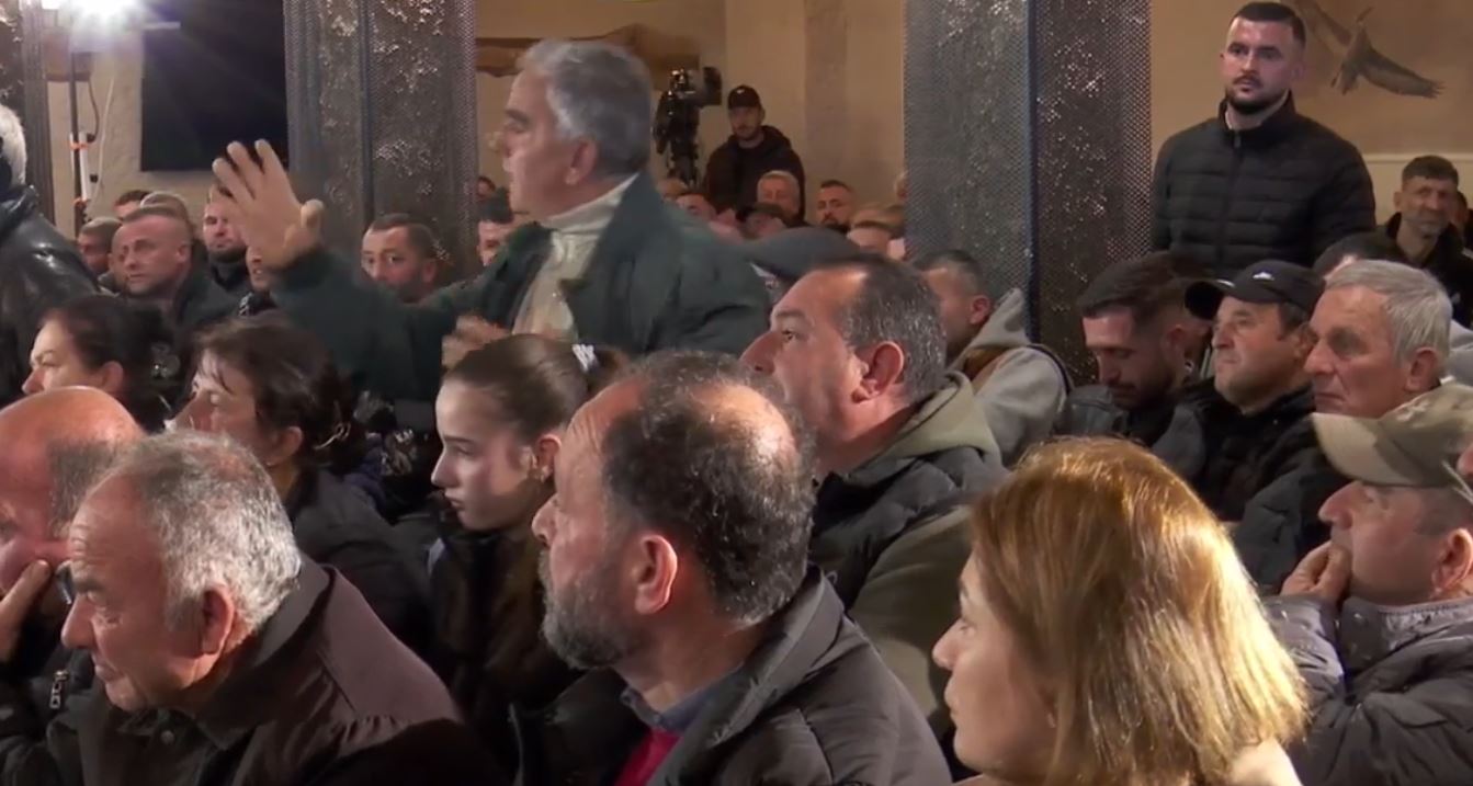 DEBATI/ Takimi në Divjakë, fermeri-Ramës: Jemi shtresa më e pambrojtur! Nxehet kryeministri: Mua njeri nuk më imponohet dot me forcë. Ulu, ulu ka radhë.. 11 3000 1