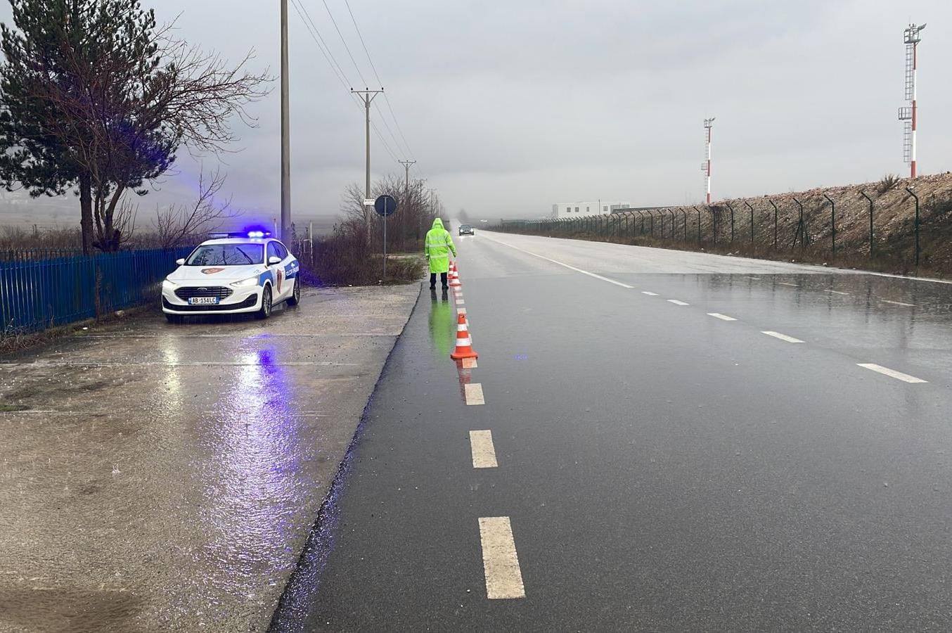 Reshjet e dendura të shiut, policia apel për kujdes në rrugë