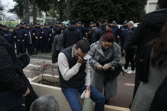 FOTOLAJM/ Lapaj i lënduar, policia shkul bombolat e gazit dhe çadrat, çfarë nuk u pa nga përleshja para Kryeministrisë