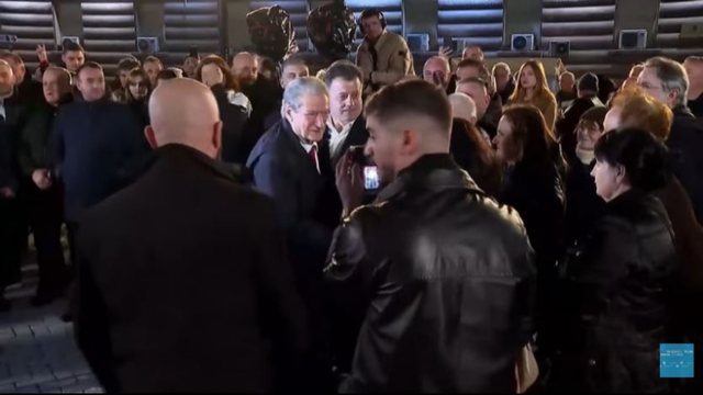 Berisha rinis foltoren! Mbështetës dhe anëtarë të PD mblidhen para kryeministrisë
