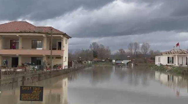 Priten erëra të forta në Durrës, Bashkia shpërndan njoftimin për qytetarët 7 640 0 69611e09cb7e8