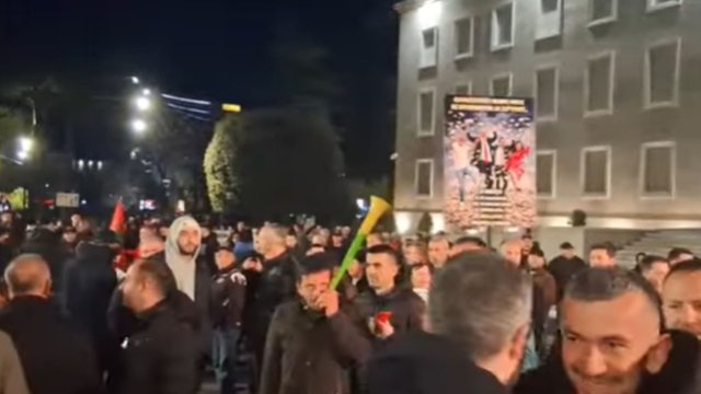 “Rama frikacak”/ “Shqipëria Bëhet” nis protestën para Kryeministrisë, pankarta ironizuese për Ramën dhe Ballukun