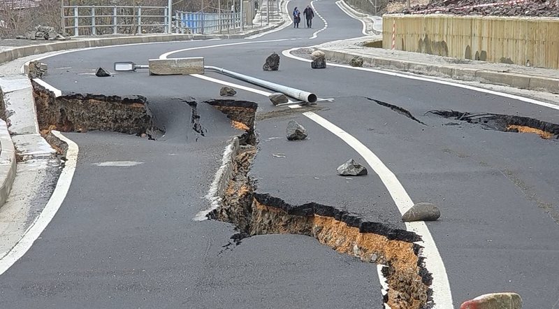 Shembje në unazën e Burrelit, dëmtohet rëndë rruga e re e ndërtuar një vit më parë 10 800 0 6ab89ec9b4afa27be0051a2b6ed94dfa